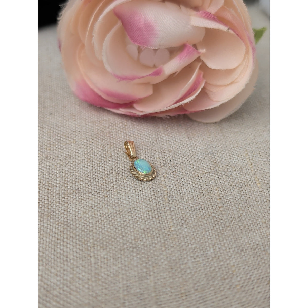 Vintage Carla 14k Opal Pendant Mini 1/2"