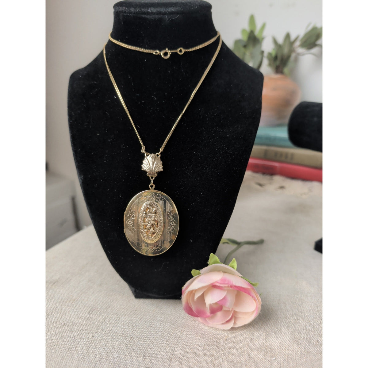 Whimsical Y2k Gold Tone Chain & Ornate 2" Locket Coquette