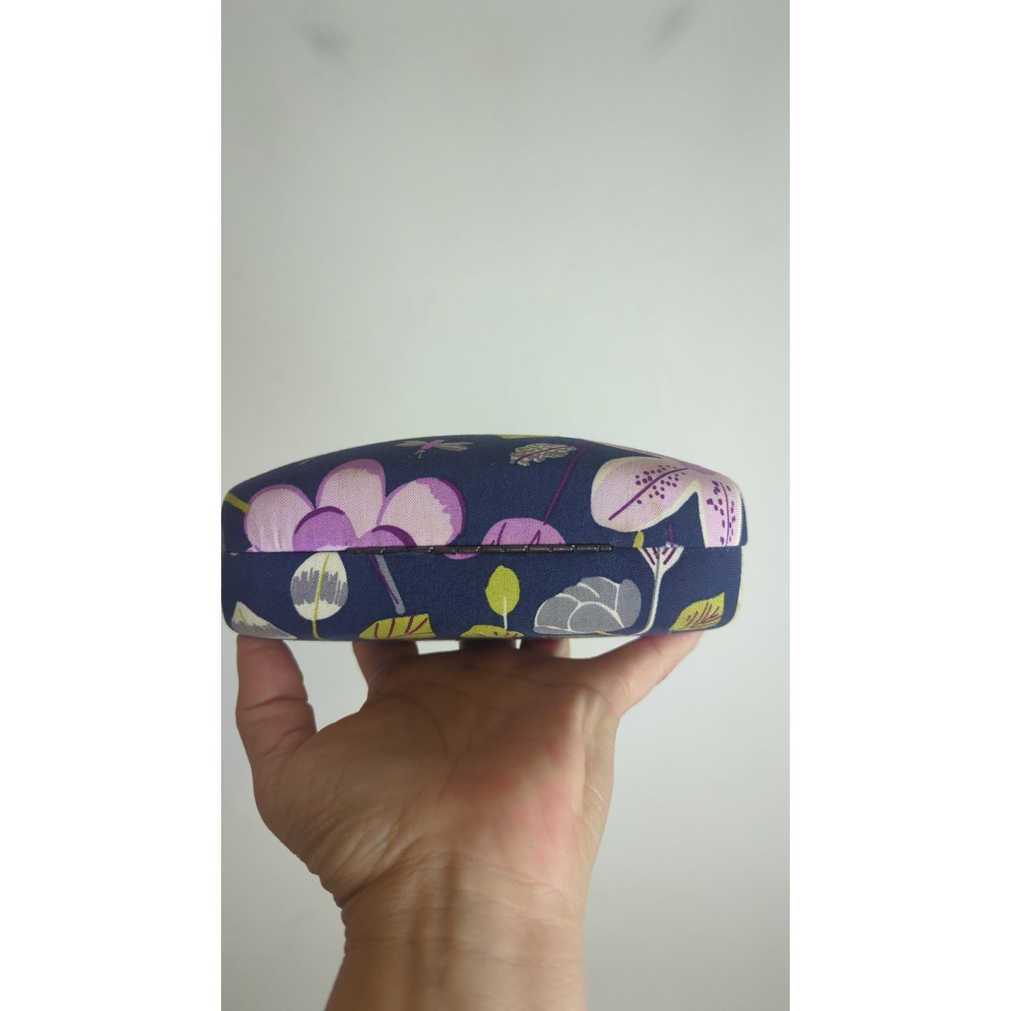 VERA BRADLEY Oversized Clamshell Glass Case Birds, Flowers Dragonflies