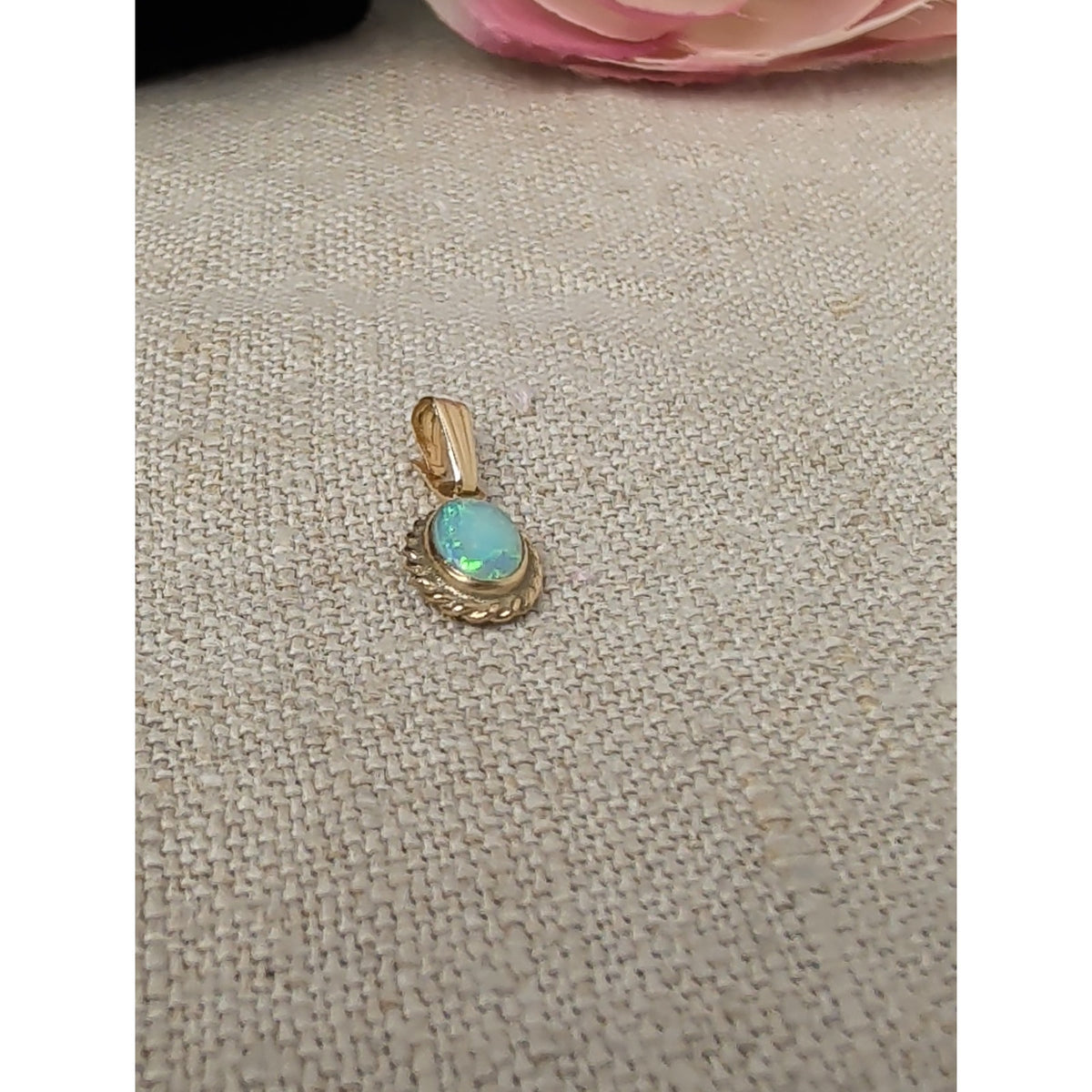 Vintage Carla 14k Opal Pendant Mini 1/2"