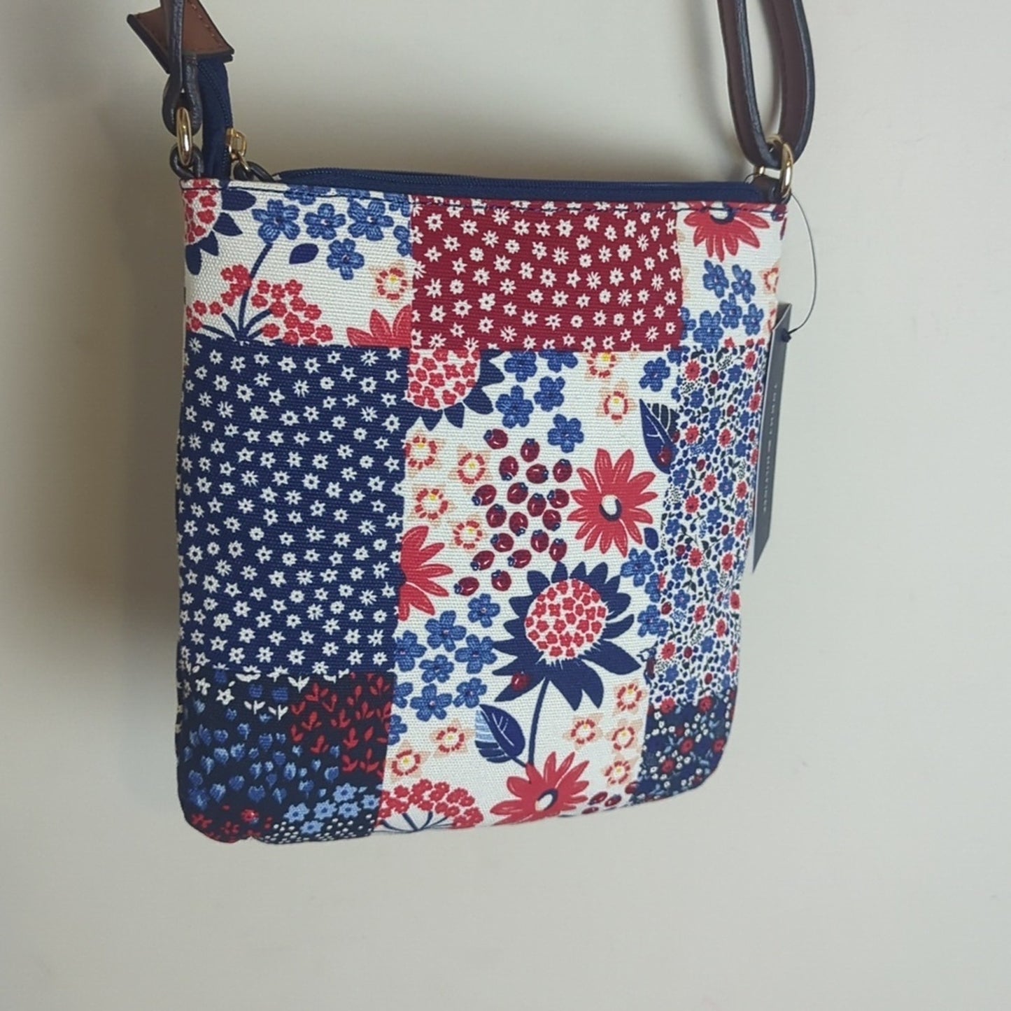 NWT Tommy Hiflinger Cottage Floral Crossbody Athleisure Bag With Charm