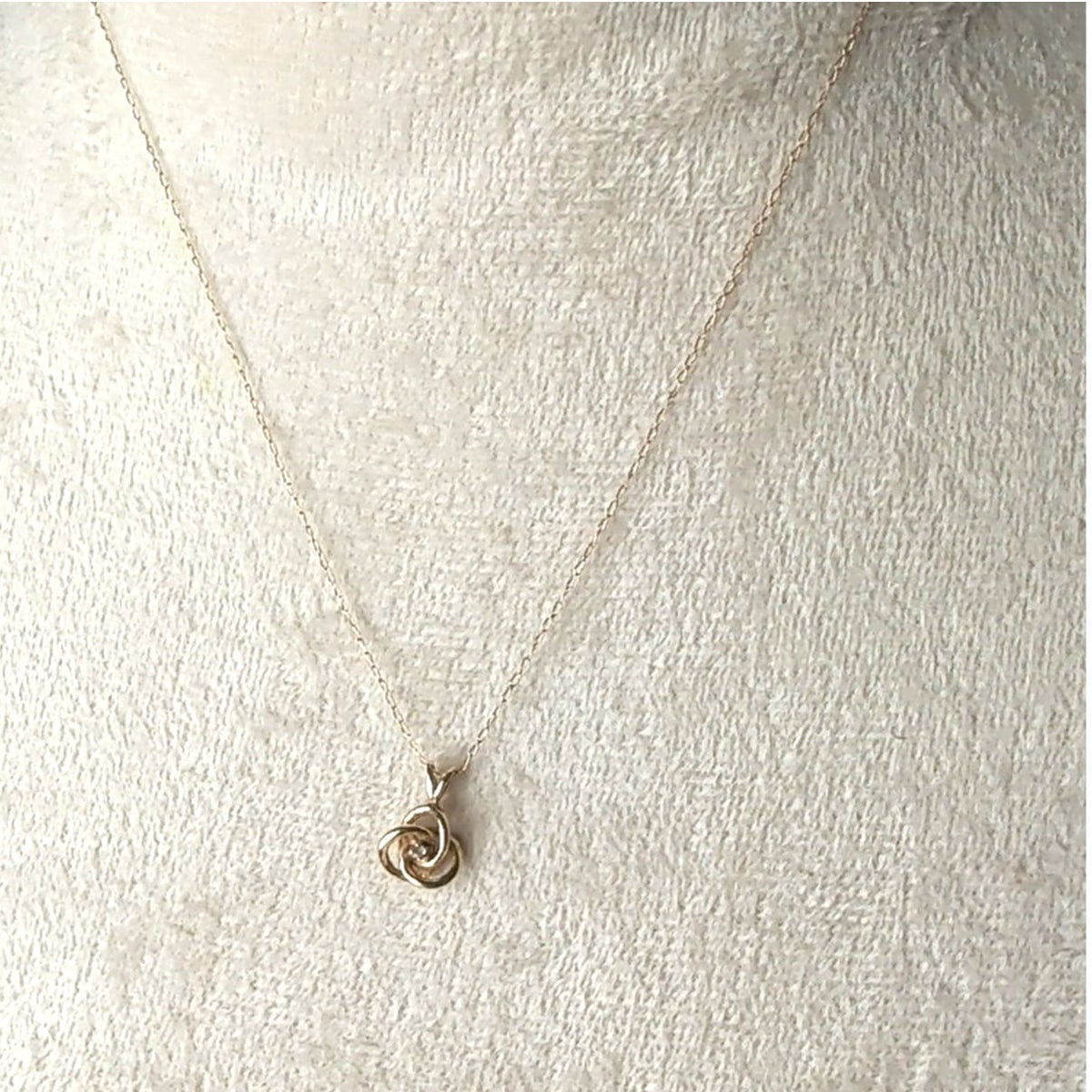 Vintage Small 14k Yellow Gold .02ct Diamond Interlocking Knot Solitaire Pendant