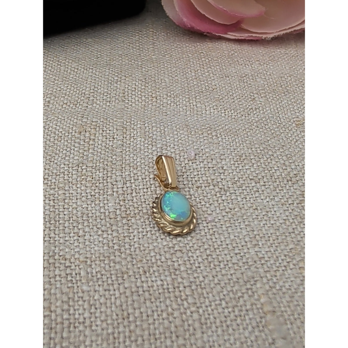 Vintage Carla 14k Opal Pendant Mini 1/2"