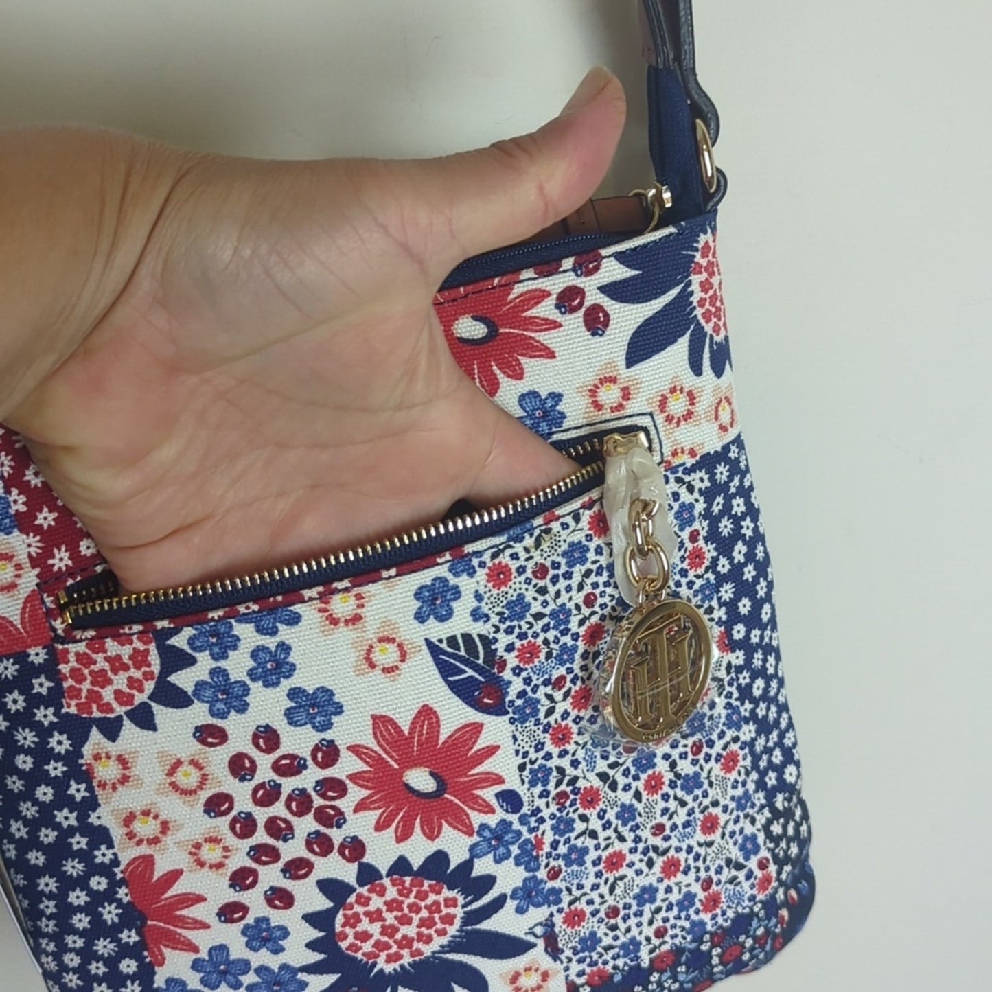 NWT Tommy Hiflinger Cottage Floral Crossbody Athleisure Bag With Charm