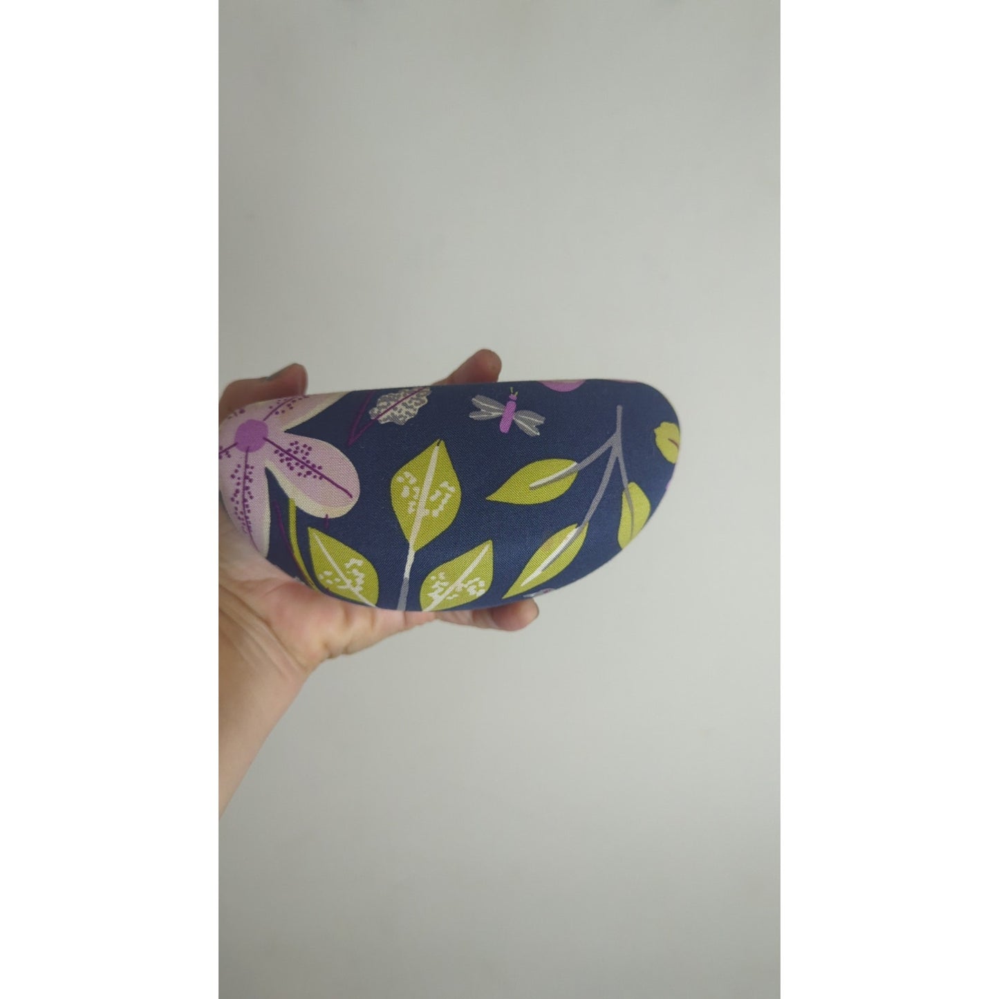 VERA BRADLEY Oversized Clamshell Glass Case Birds, Flowers Dragonflies