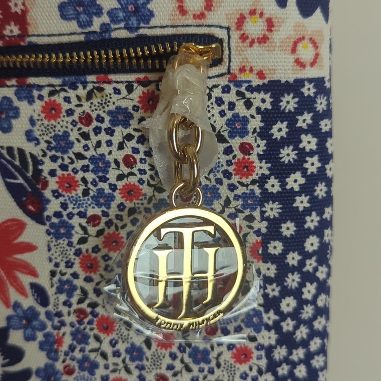NWT Tommy Hiflinger Cottage Floral Crossbody Athleisure Bag With Charm