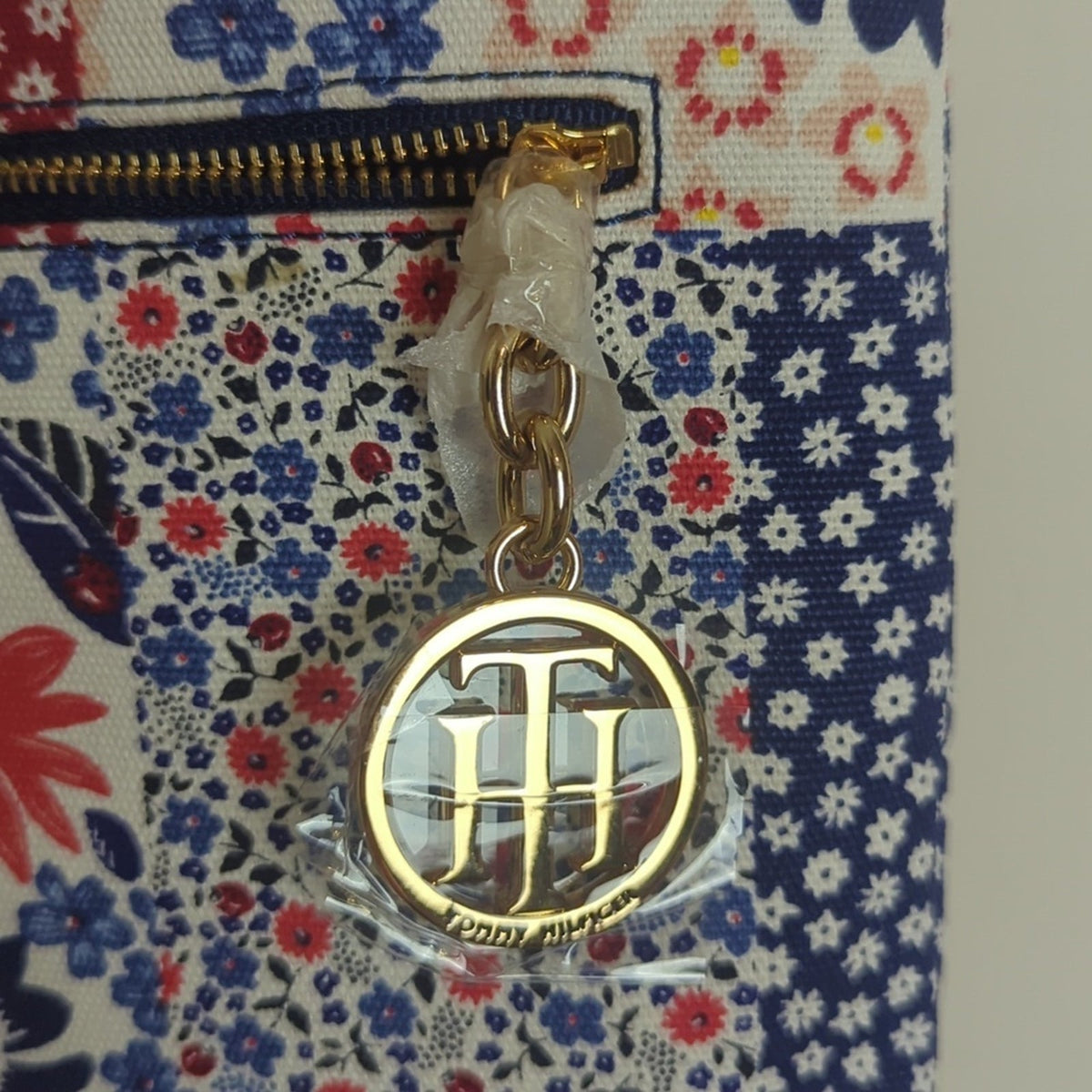 NWT Tommy Hiflinger Cottage Floral Crossbody Athleisure Bag With Charm