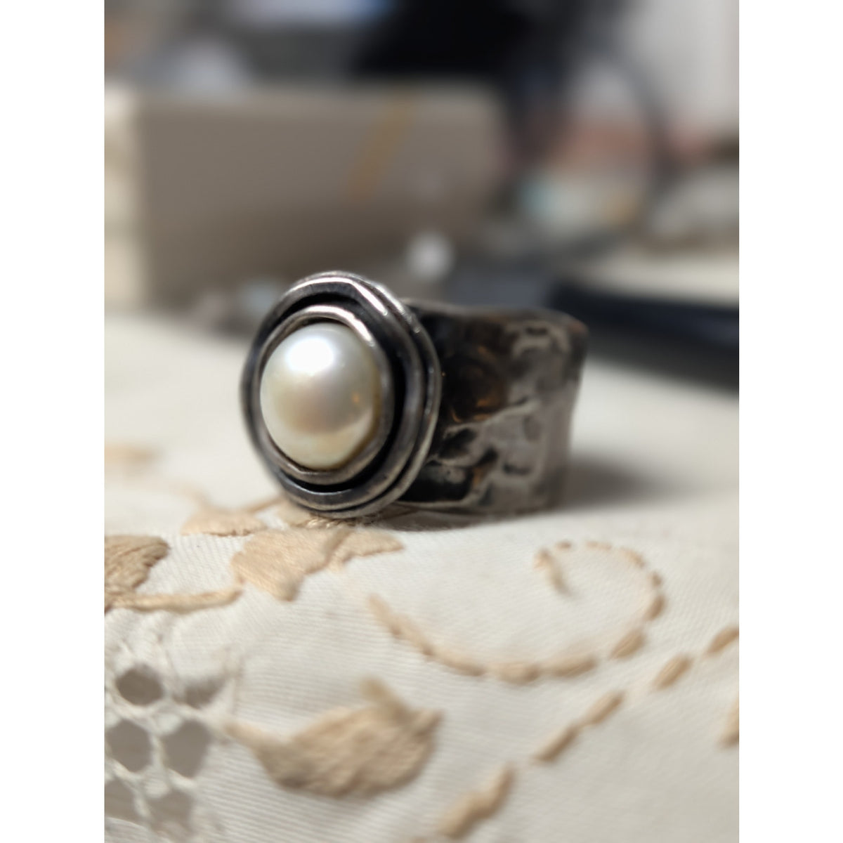 Vintage Didae Shablool Israel Sterling Silver Statement Pearl Ring, Wide Hammered Band Sz 6.25