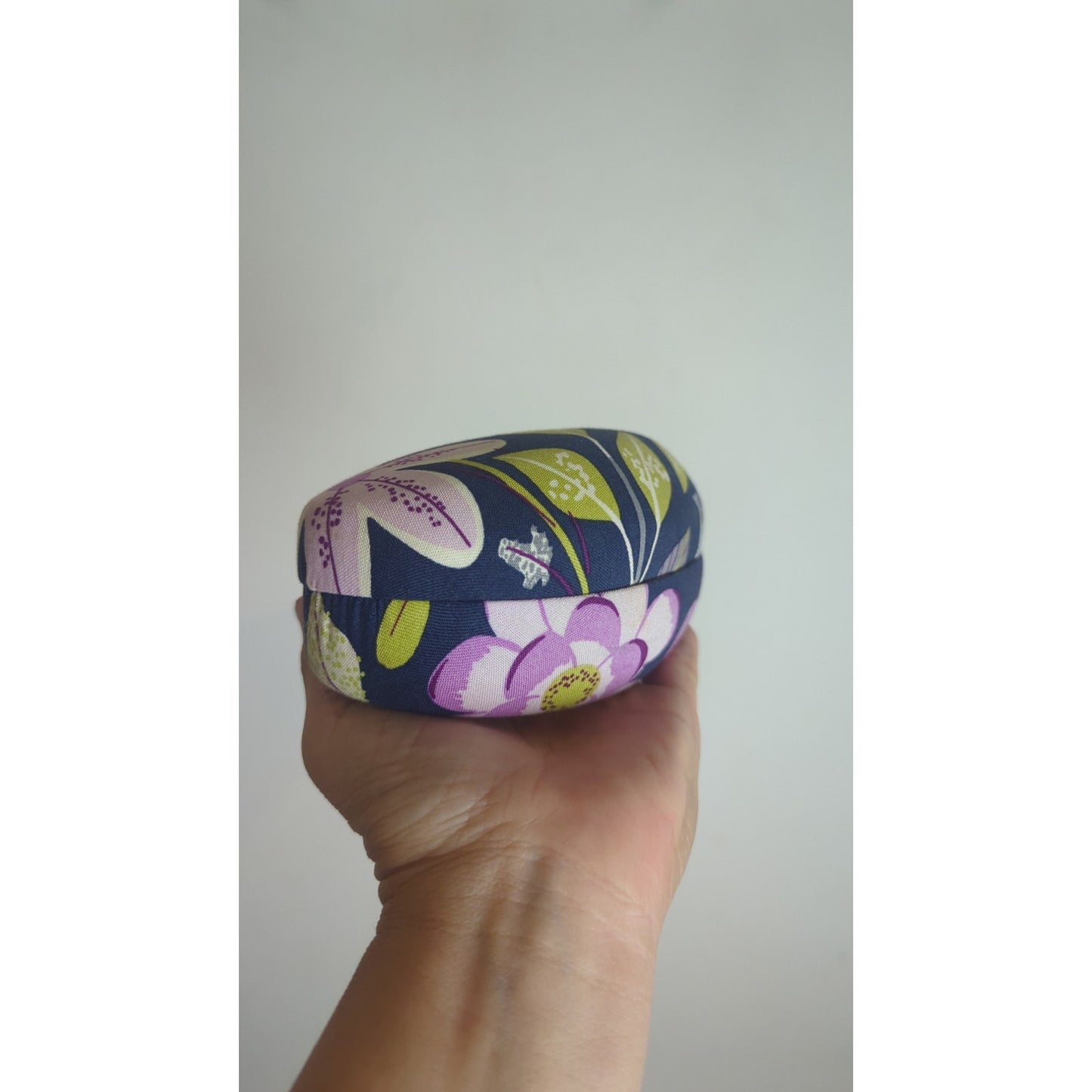 VERA BRADLEY Oversized Clamshell Glass Case Birds, Flowers Dragonflies