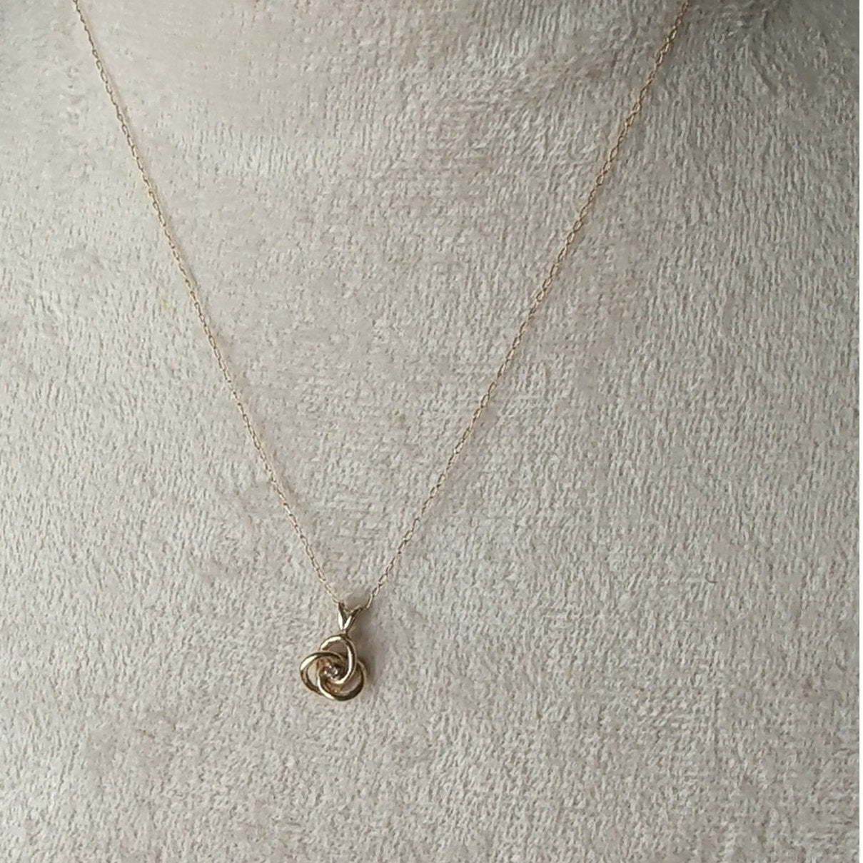 Vintage Small 14k Yellow Gold .02ct Diamond Interlocking Knot Solitaire Pendant